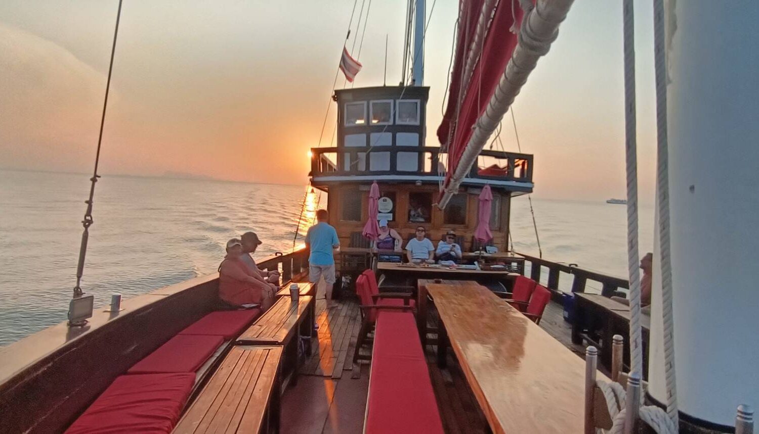 Red Baron vorderes Deck Sonnenuntergangsausflug