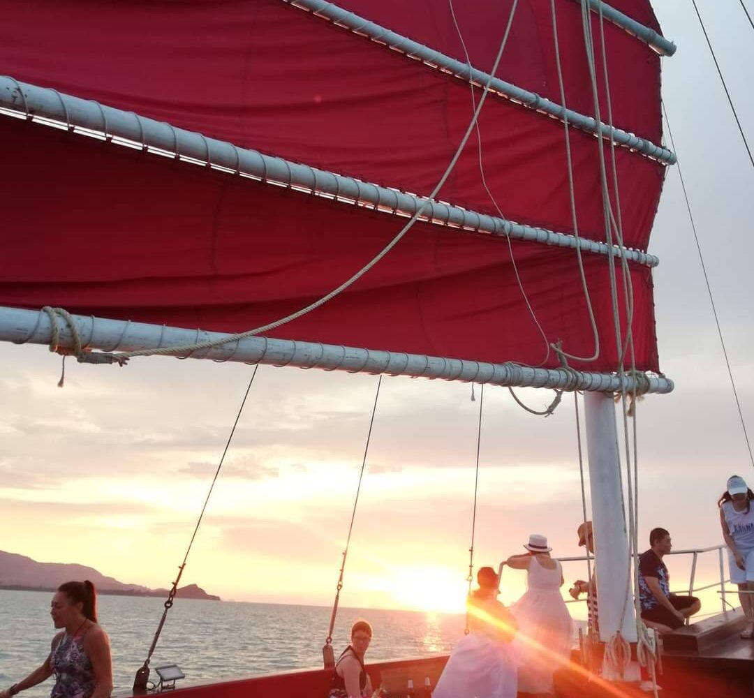 Red Baron mit offenem Segel bei Sonnenuntergang